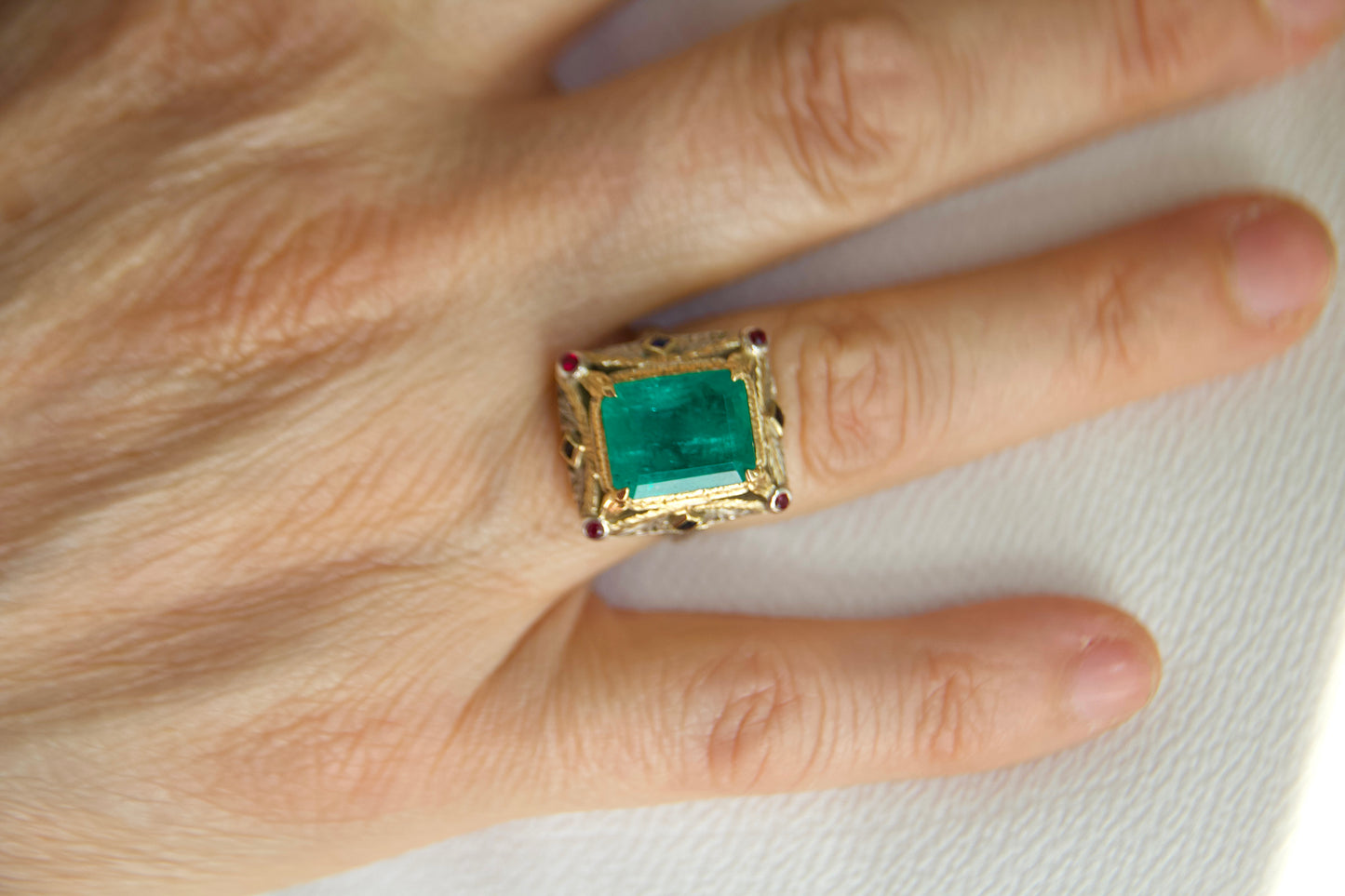 Anello finemente decorato con smeraldo anni 40'