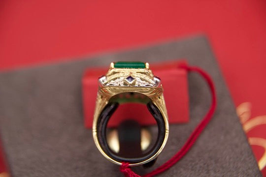 Anello finemente decorato con smeraldo anni 40'
