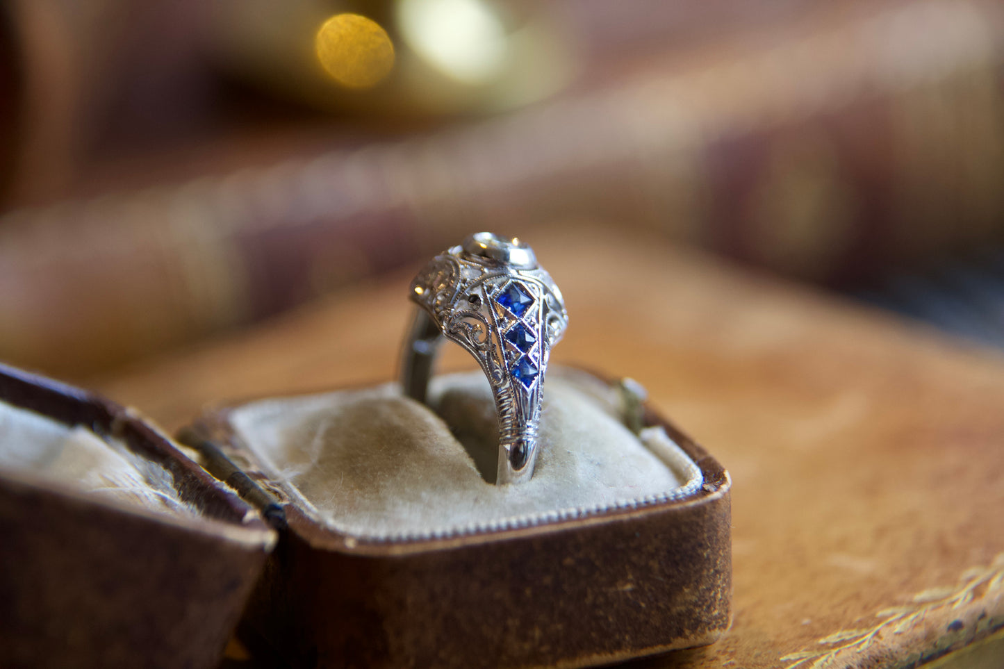 Anelo solitario Art Decò con zaffiri