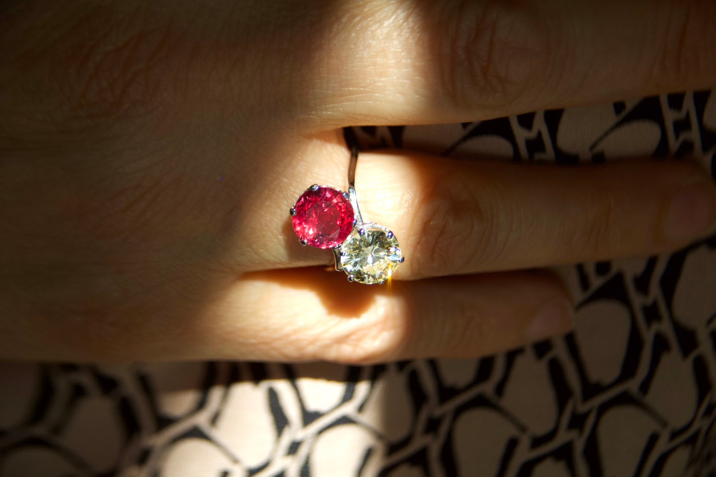 Anello toi moi con diamante e rubino "NO HEAT"