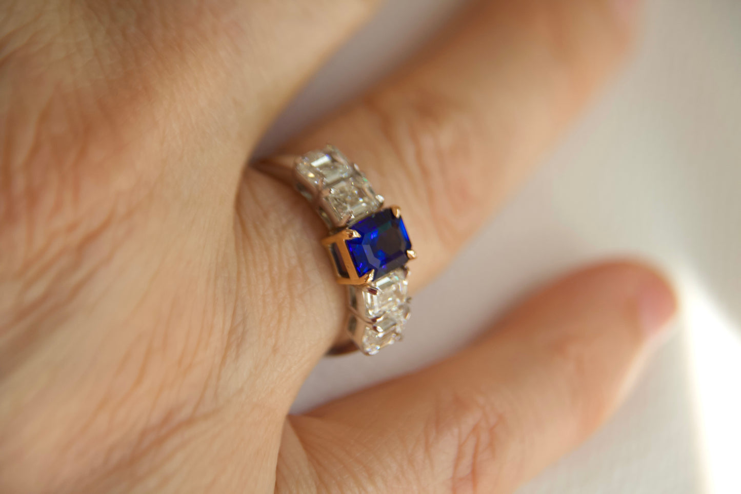 Anello con zaffiro e diamanti