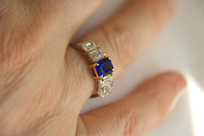 Anello con zaffiro e diamanti