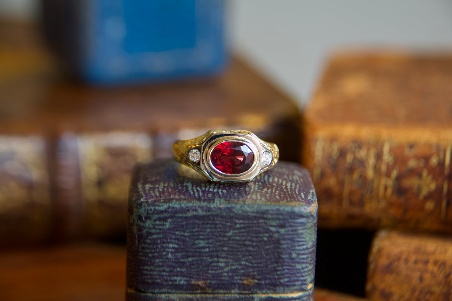 Anello anni 40 con Rodolite e diamanti