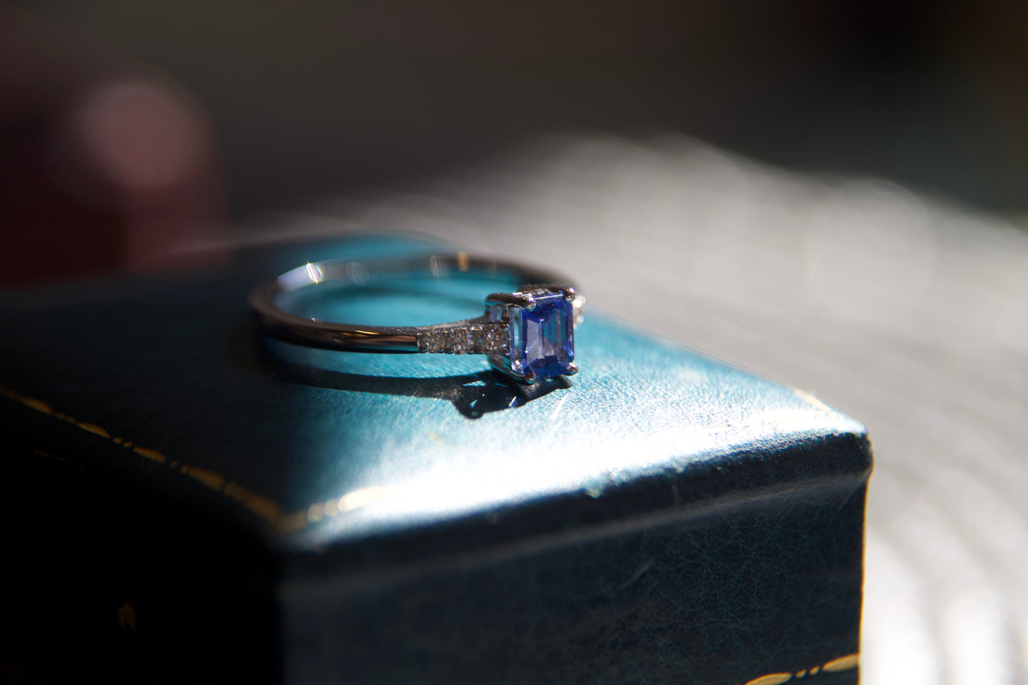 Anello con zaffiro e diamanti
