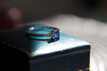 Anello con zaffiro e diamanti