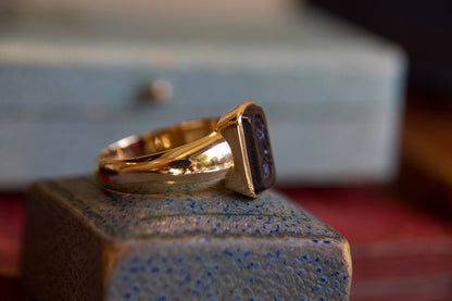 Anello a fascia bombata vintage con guerriero inciso