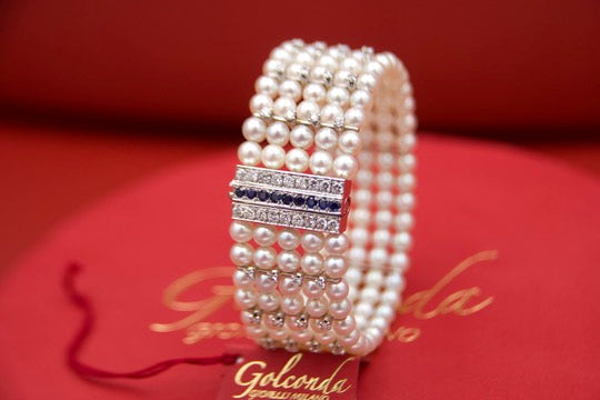Semi-rigid bracelet with 1950s pearls
