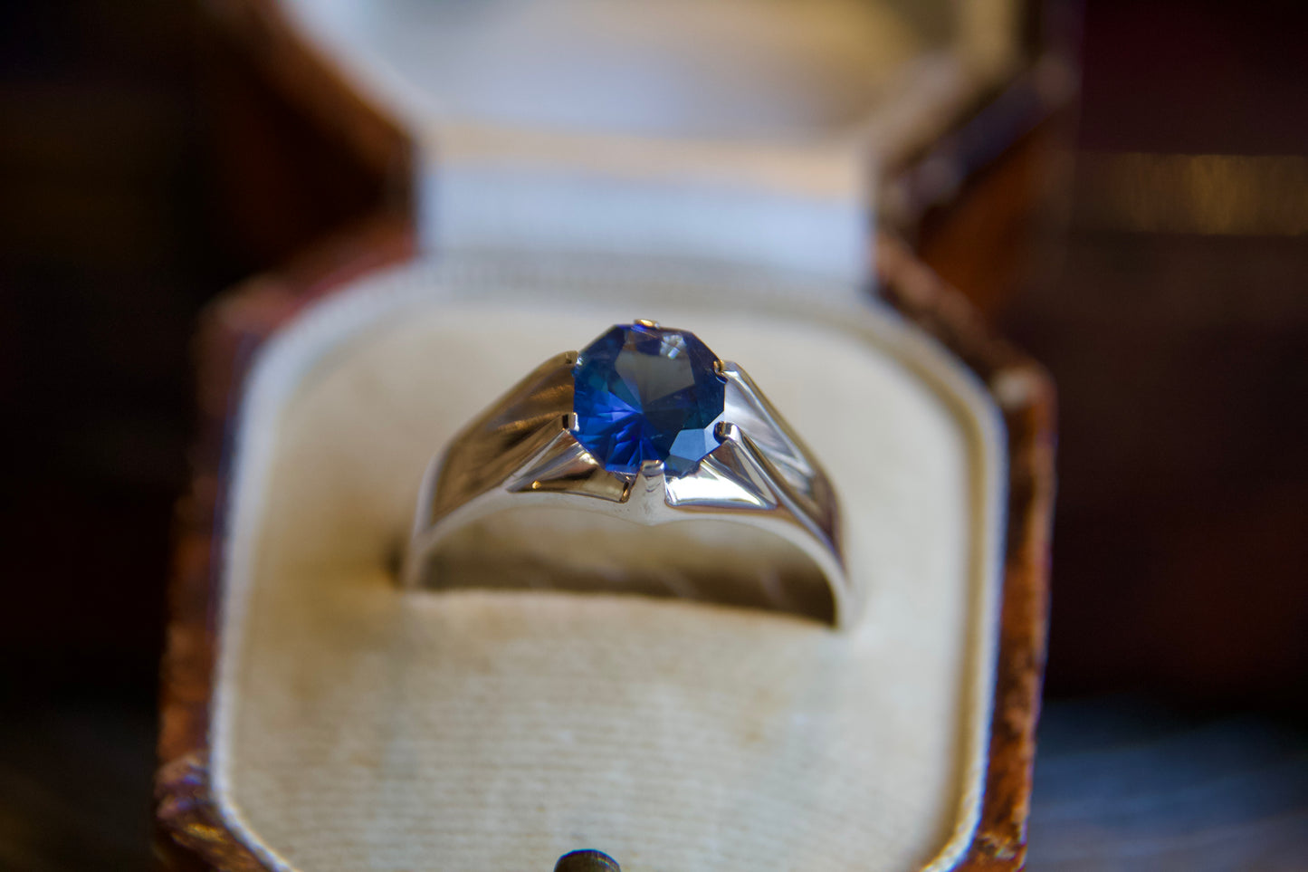 Anello solitario con Zaffiro ottagonale