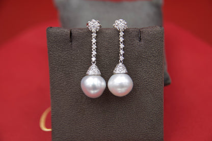 Orecchini pendenti con perle bianche "South Sea"