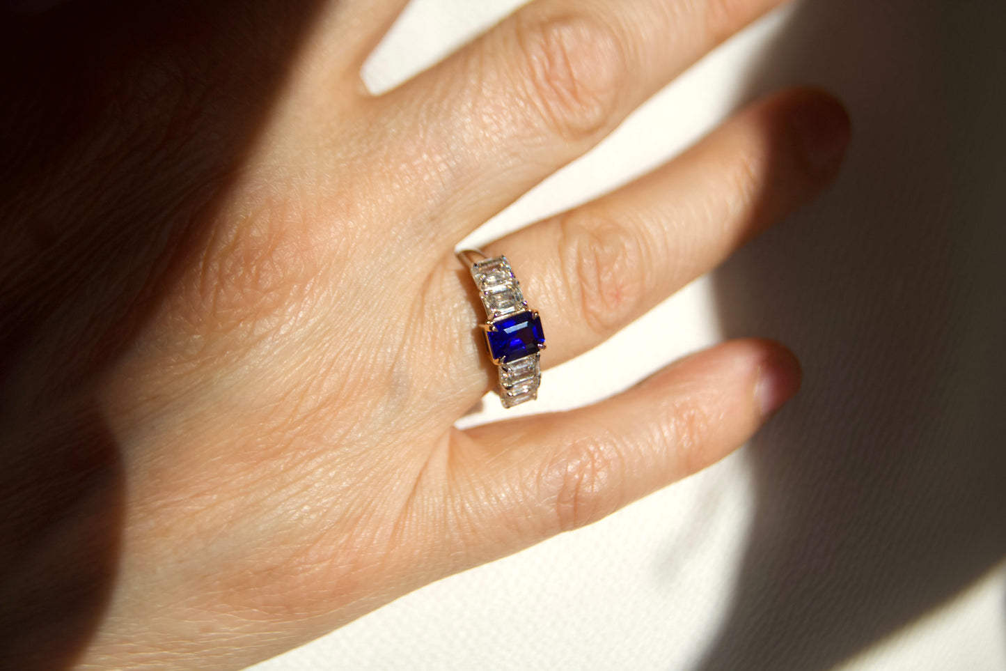 Anello con zaffiro e diamanti