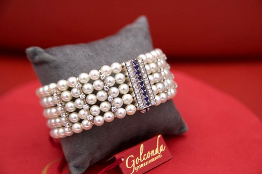 Semi-rigid bracelet with 1950s pearls