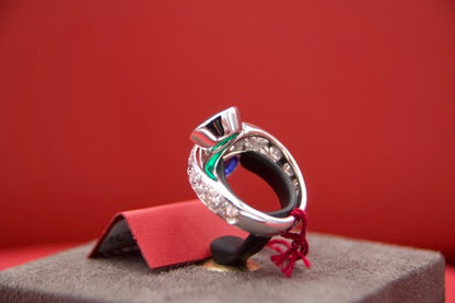 Toi moi ring with sapphire and emerald