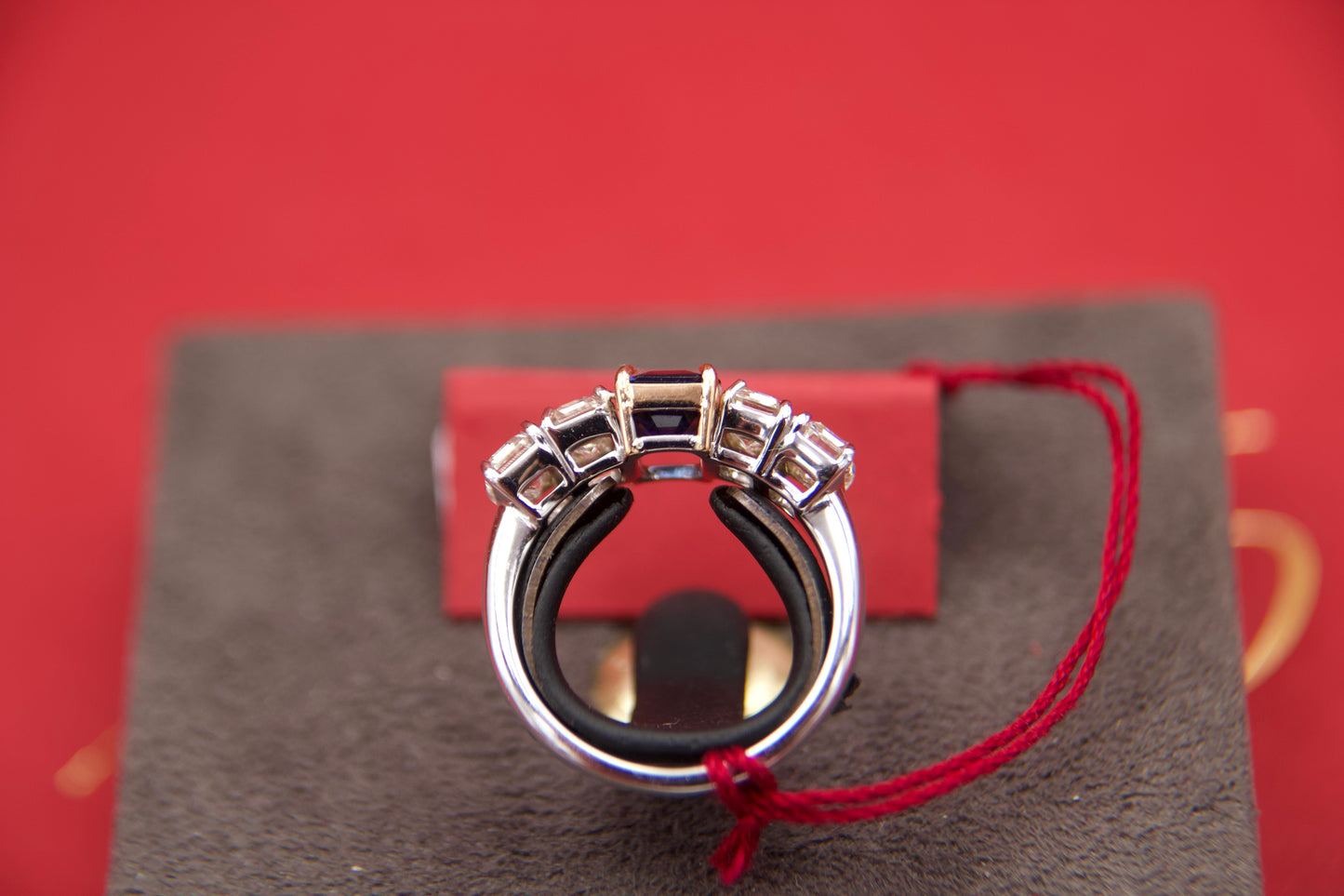 Anello con zaffiro e diamanti