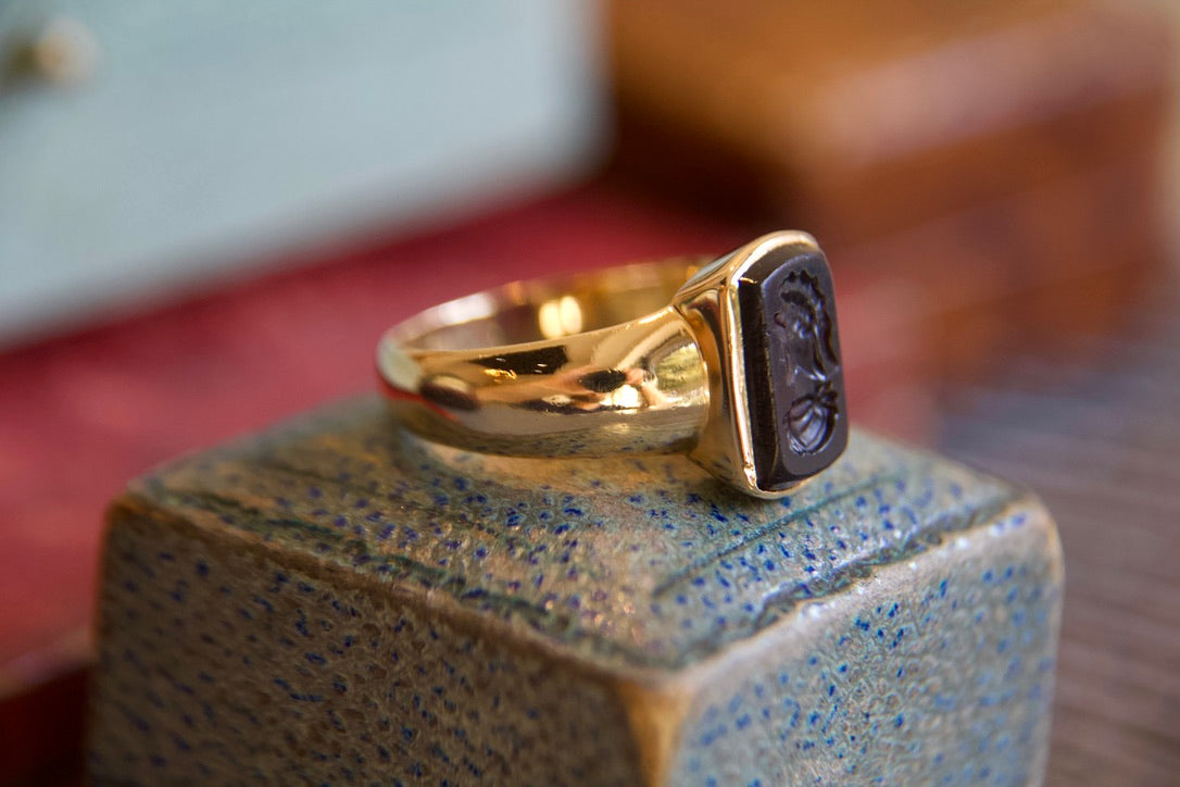 Anello a fascia bombata vintage con guerriero inciso