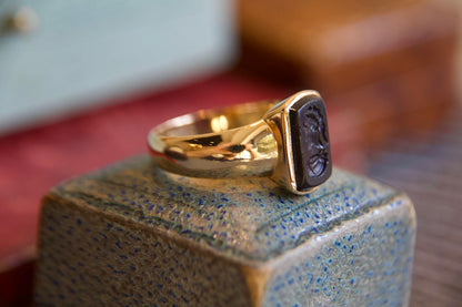 Anello a fascia bombata vintage con guerriero inciso