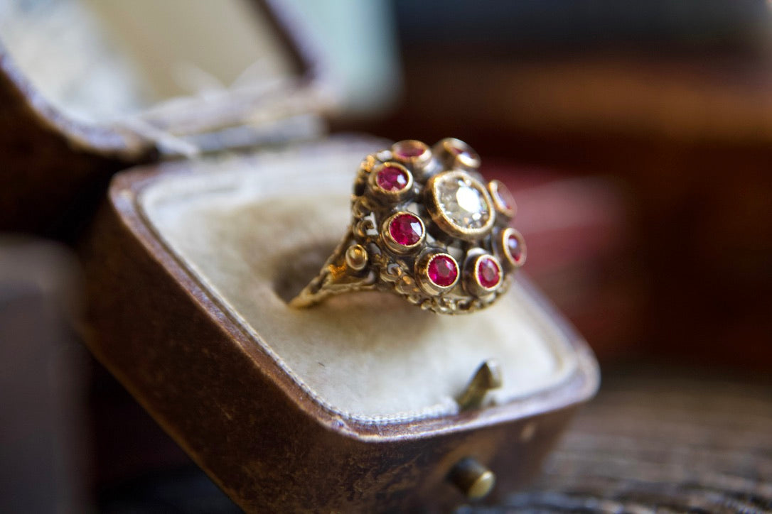 Anello "Art Nouveau" con diamante e rubini