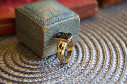 Anello a fascia bombata vintage con guerriero inciso