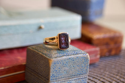 Anello a fascia bombata vintage con guerriero inciso