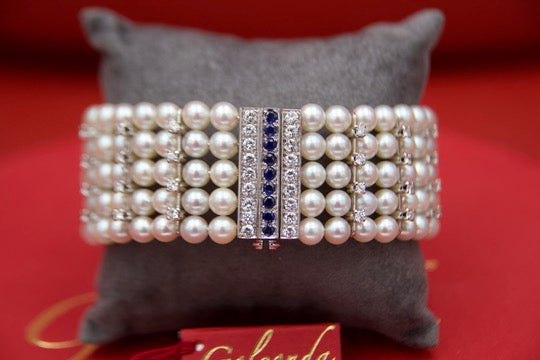 Semi-rigid bracelet with 1950s pearls