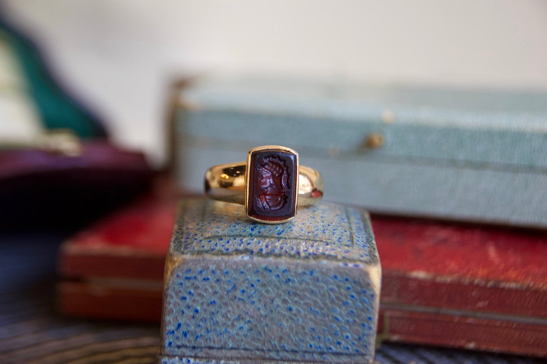 Anello a fascia bombata vintage con guerriero inciso