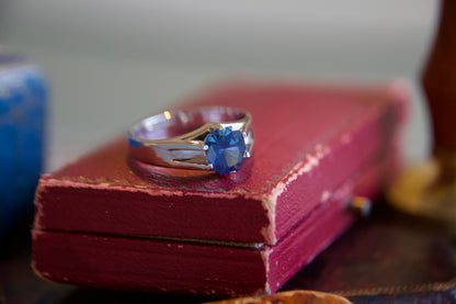 Anello solitario con Zaffiro ottagonale