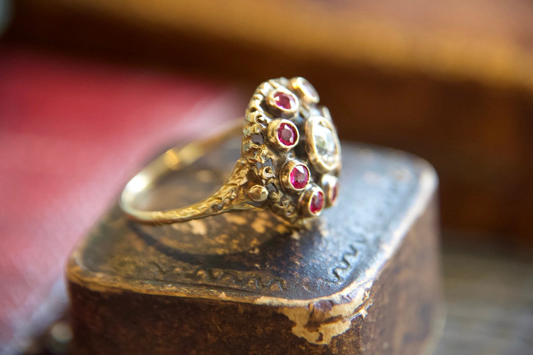 Anello "Art Nouveau" con diamante e rubini