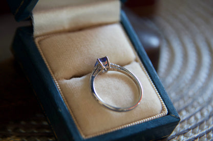 Anello con zaffiro e diamanti