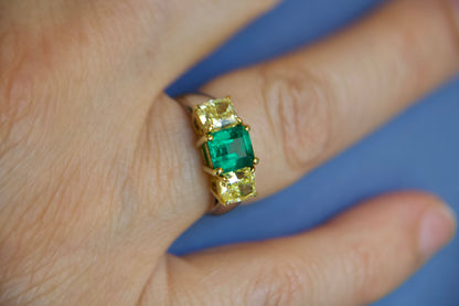 Anello con smeraldo e diamanti fancy yellow