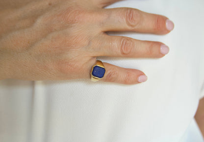 Anello a fascia bombata vintage con guerriero inciso