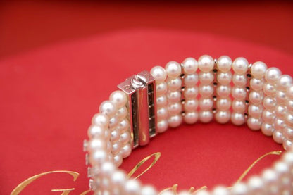 Semi-rigid bracelet with 1950s pearls