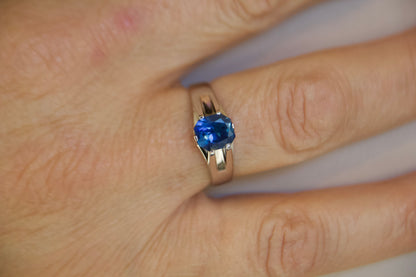 Anello solitario con Zaffiro ottagonale