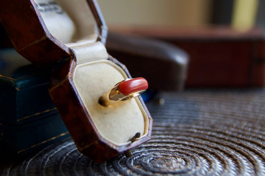 Anello vintage anni 40-50 con corallo