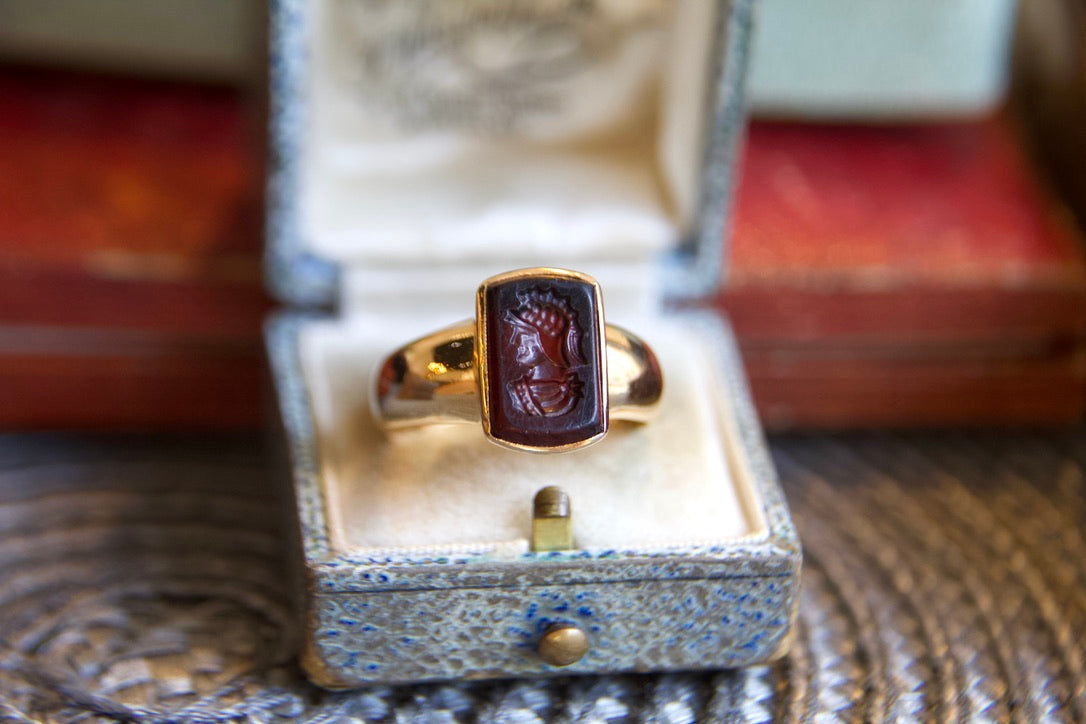 Anello a fascia bombata vintage con guerriero inciso