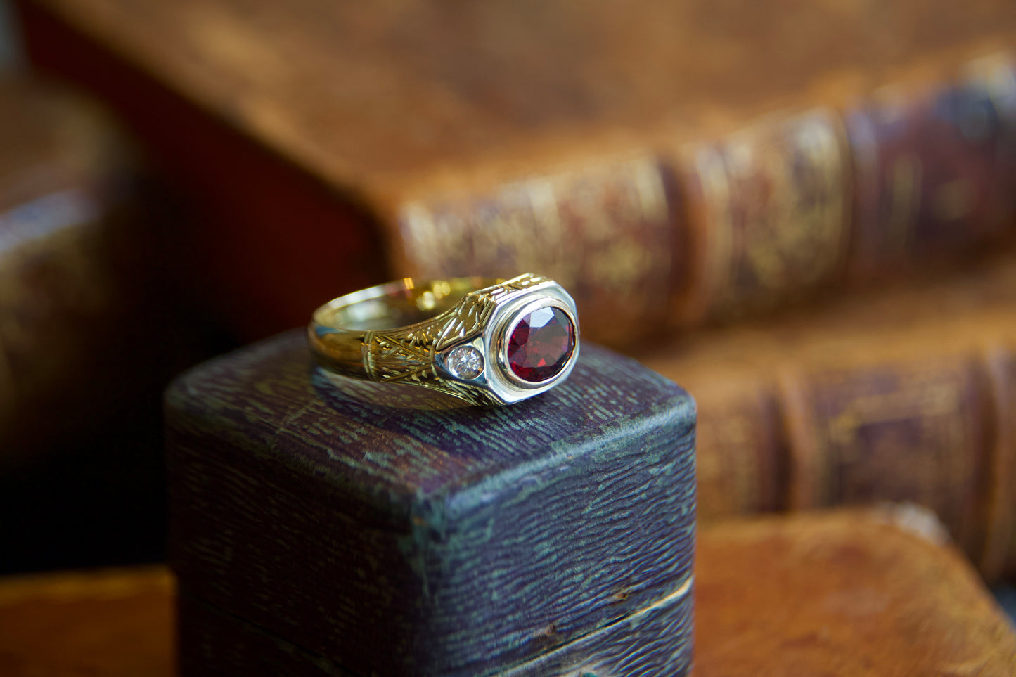 Anello anni 40 con Rodolite e diamanti