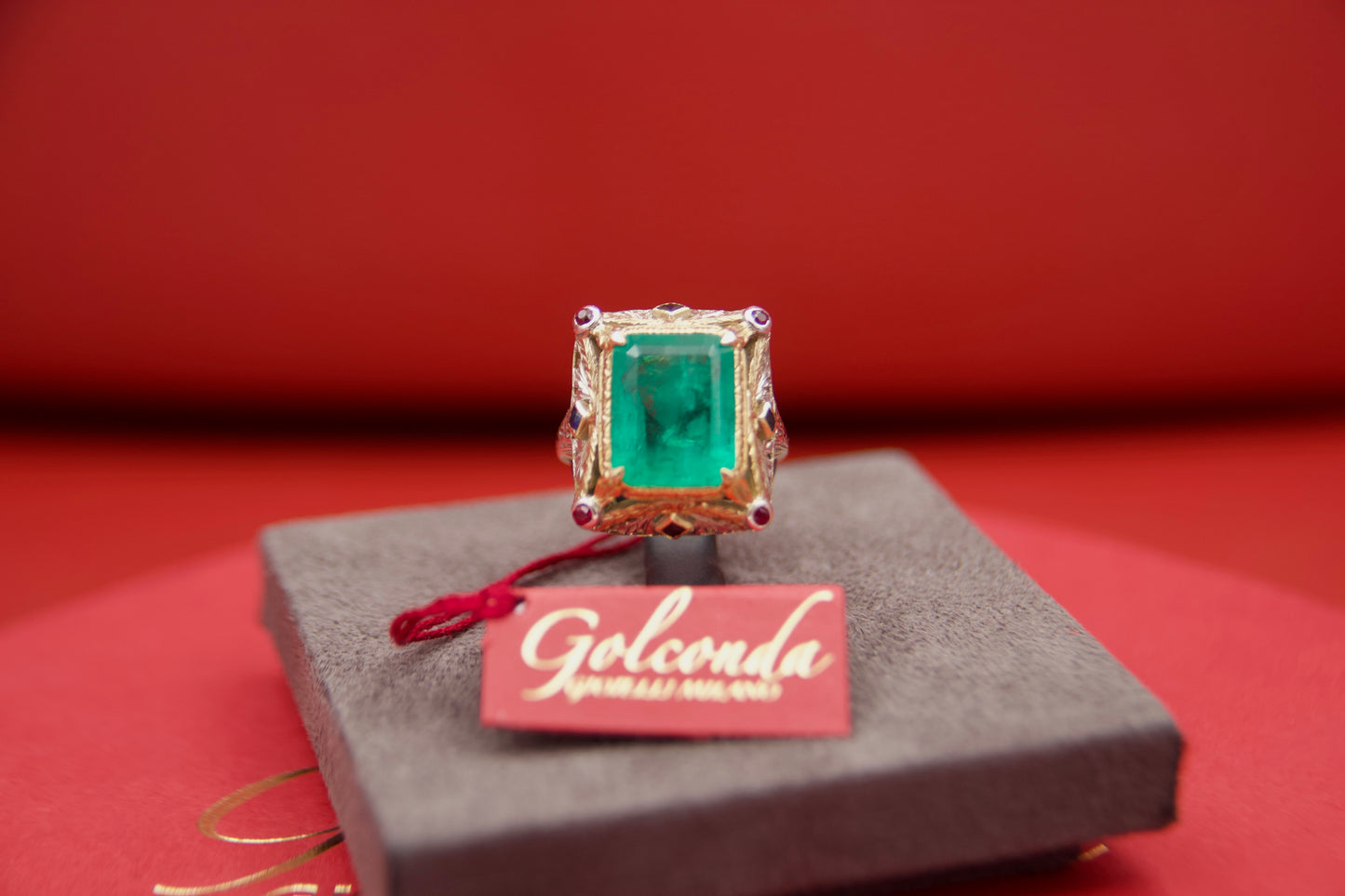 Anello finemente decorato con smeraldo anni 40'