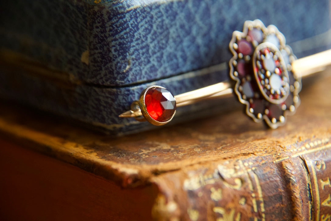 Late 19th-century brooch with garnets