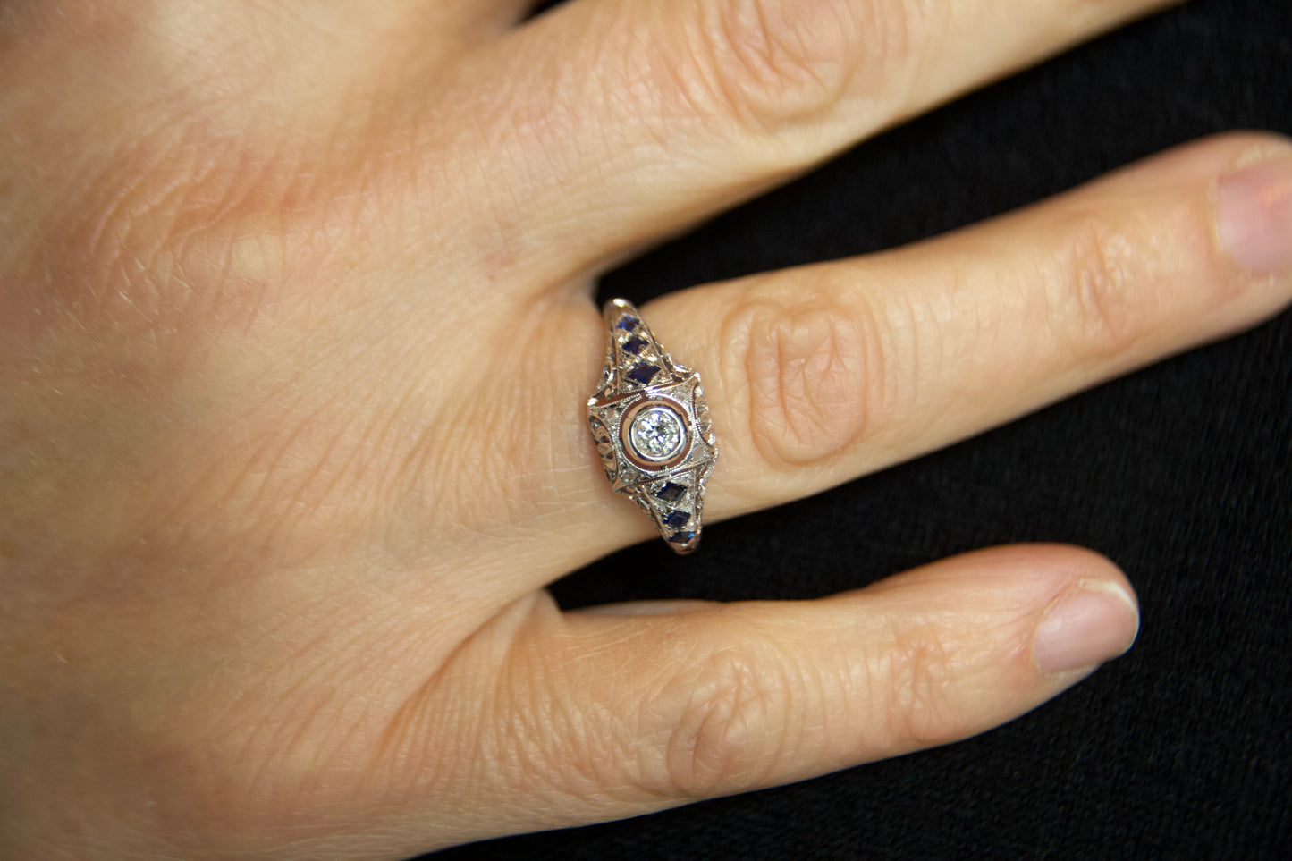 Anelo solitario Art Decò con zaffiri
