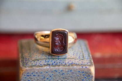 Anello a fascia bombata vintage con guerriero inciso