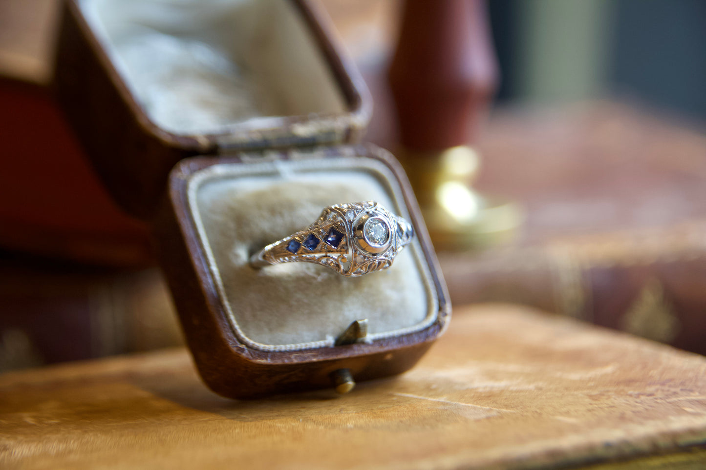 Anelo solitario Art Decò con zaffiri