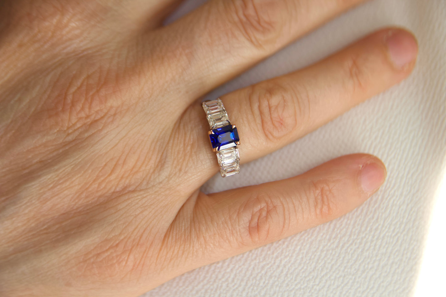 Anello con zaffiro e diamanti