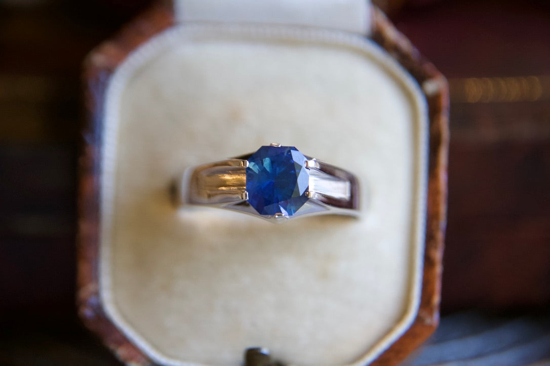 Anello solitario con Zaffiro ottagonale