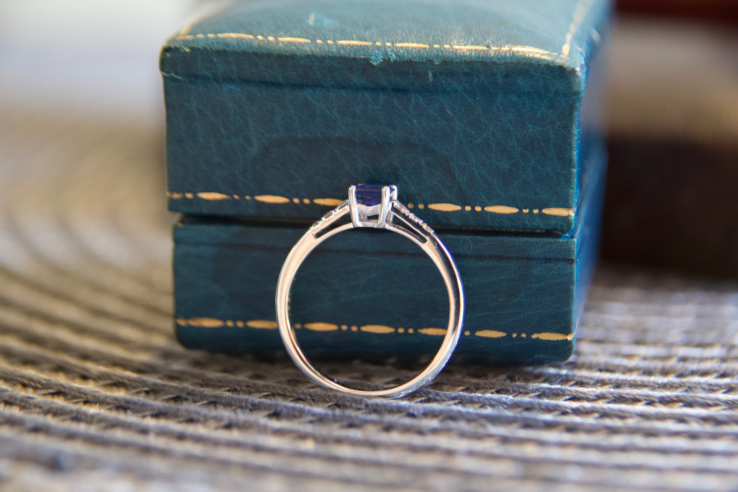 Anello con zaffiro e diamanti