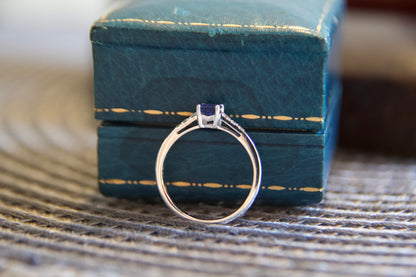 Anello con zaffiro e diamanti