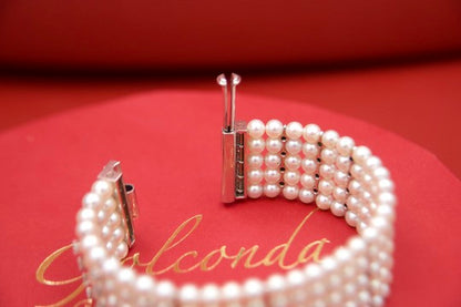 Semi-rigid bracelet with 1950s pearls