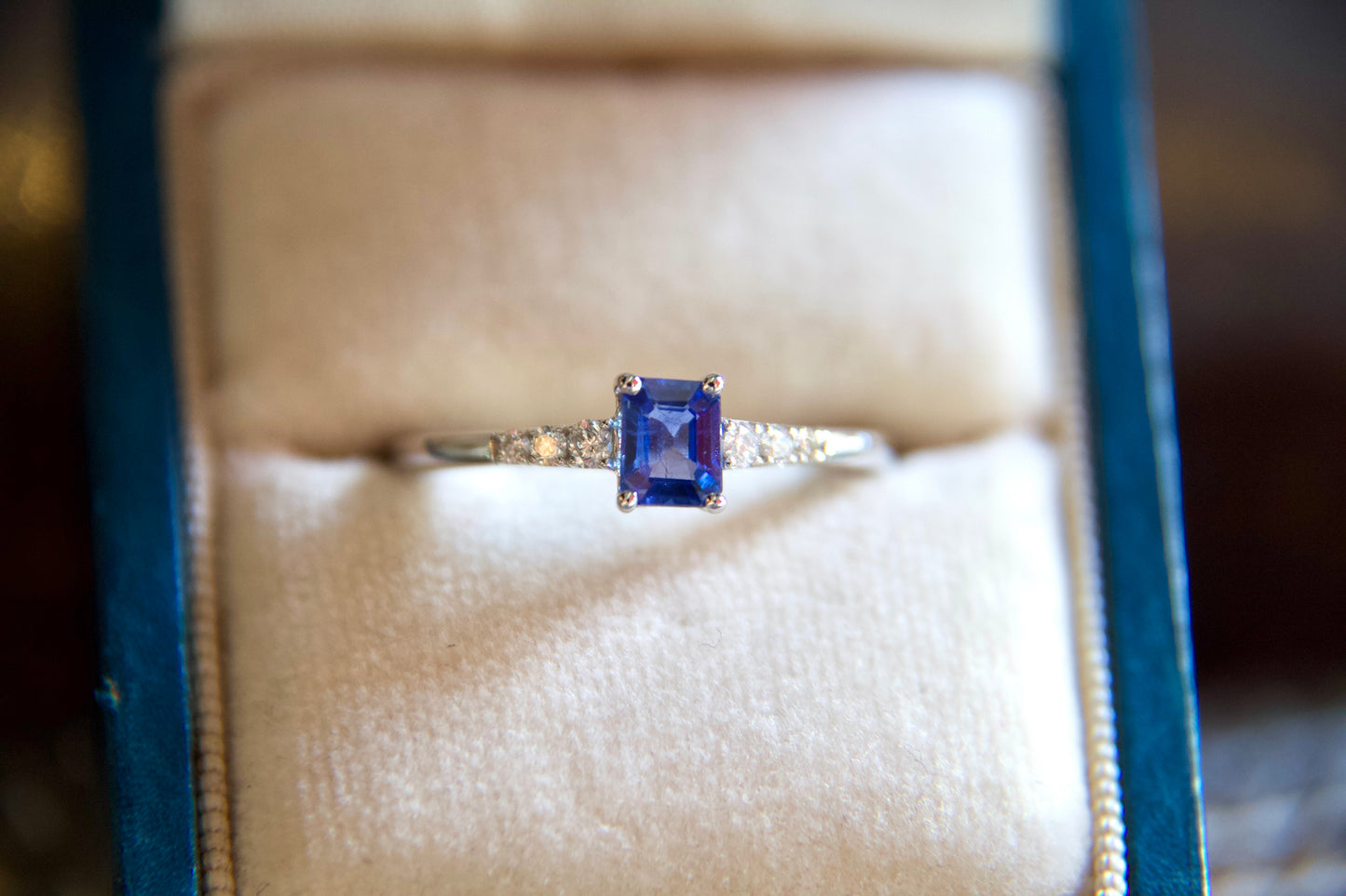 Anello con zaffiro e diamanti
