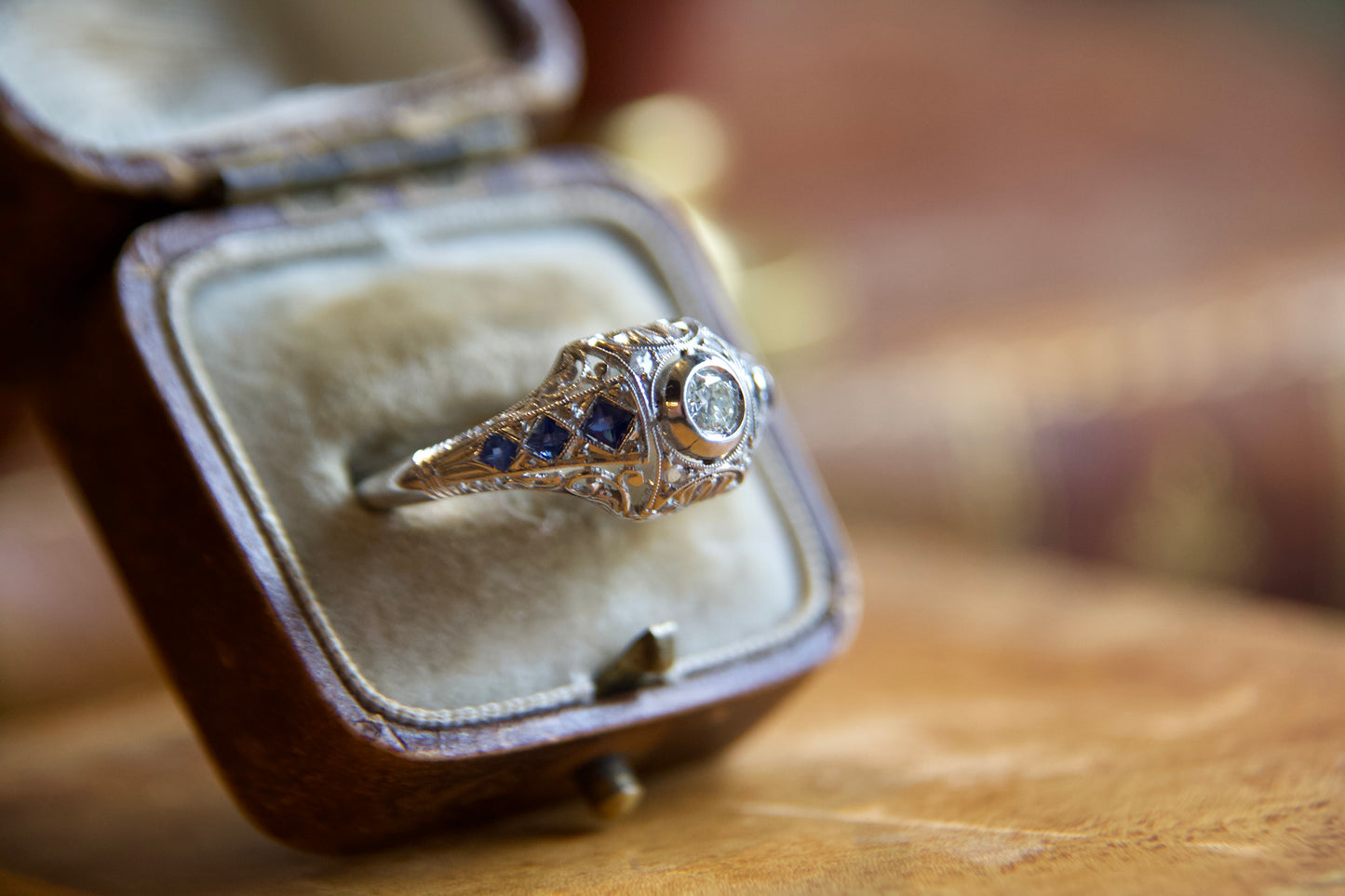 Anelo solitario Art Decò con zaffiri