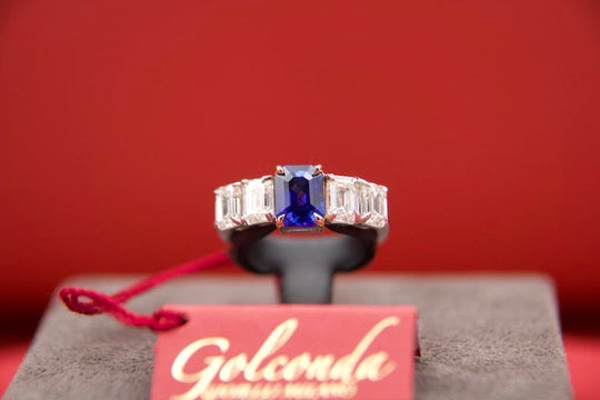 Anello con zaffiro e diamanti