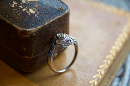 Anelo solitario Art Decò con zaffiri