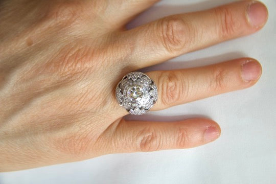 Important "Art Deco" diamond bud ring full of details