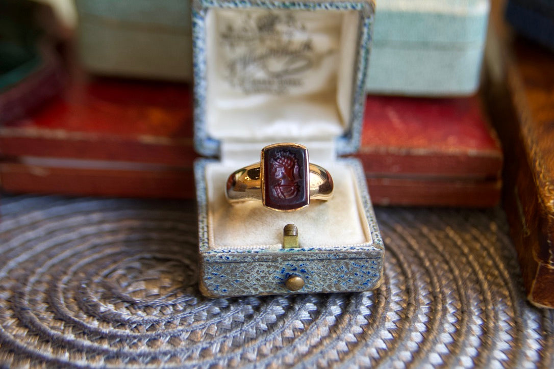 Anello a fascia bombata vintage con guerriero inciso